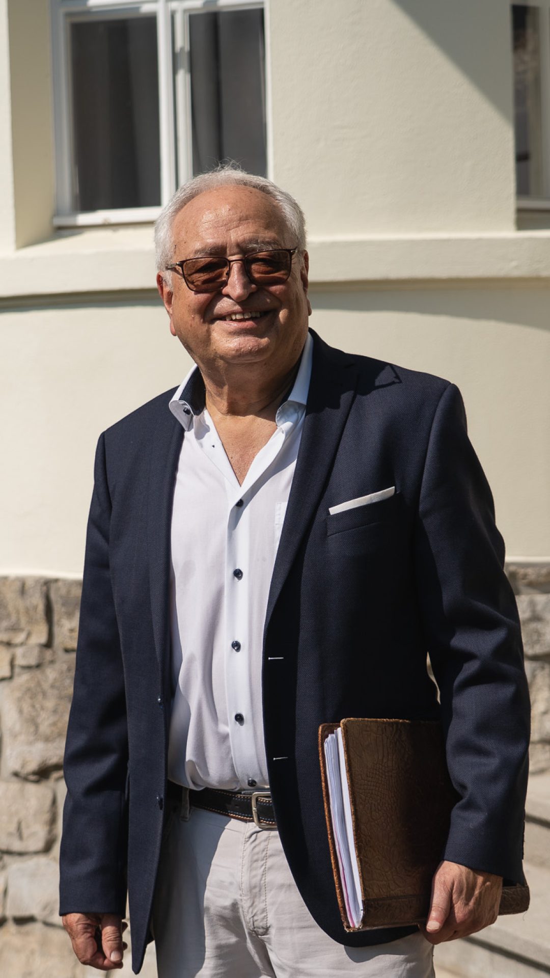 Franz Fleck vor einer Immobilie
